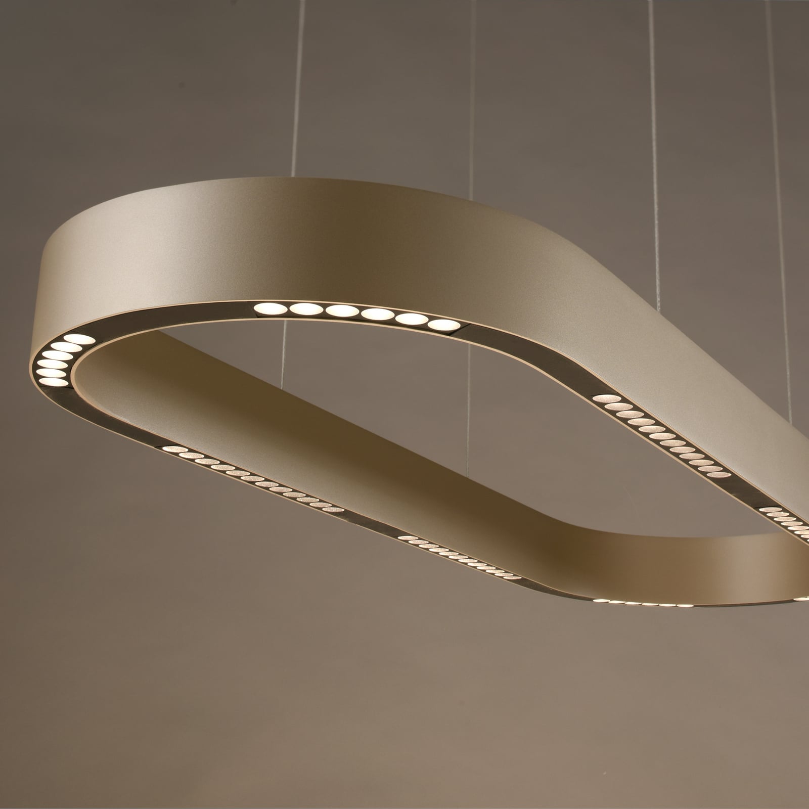 Nærbilde av LED pendellampe Q-Stretto bronse CCT fjernkontroll