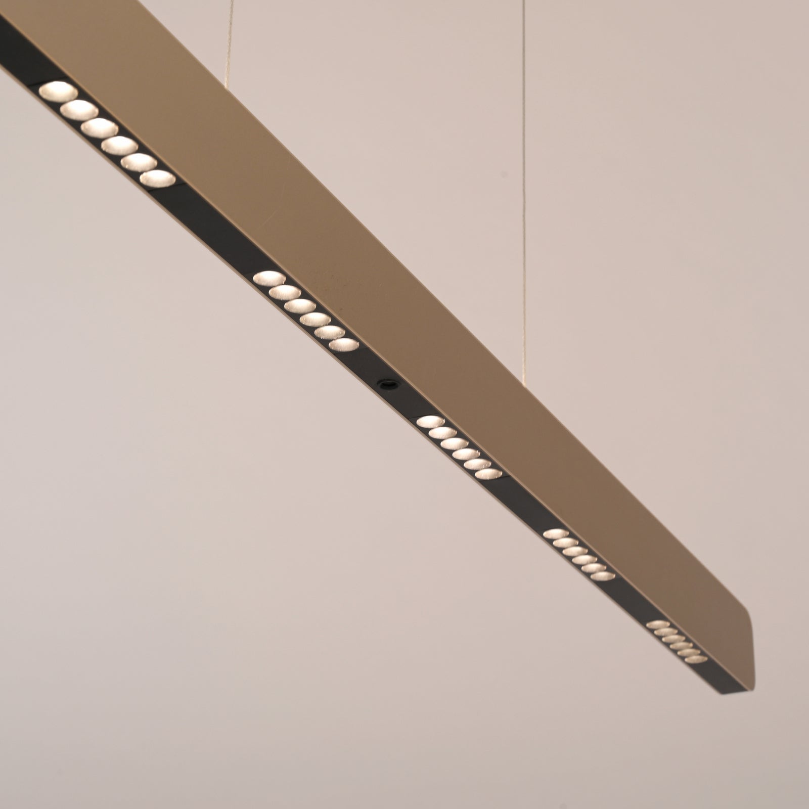 LED pendellampe Q-Stretto bronse CCT fjernkontroll 120 cm nærbilde
