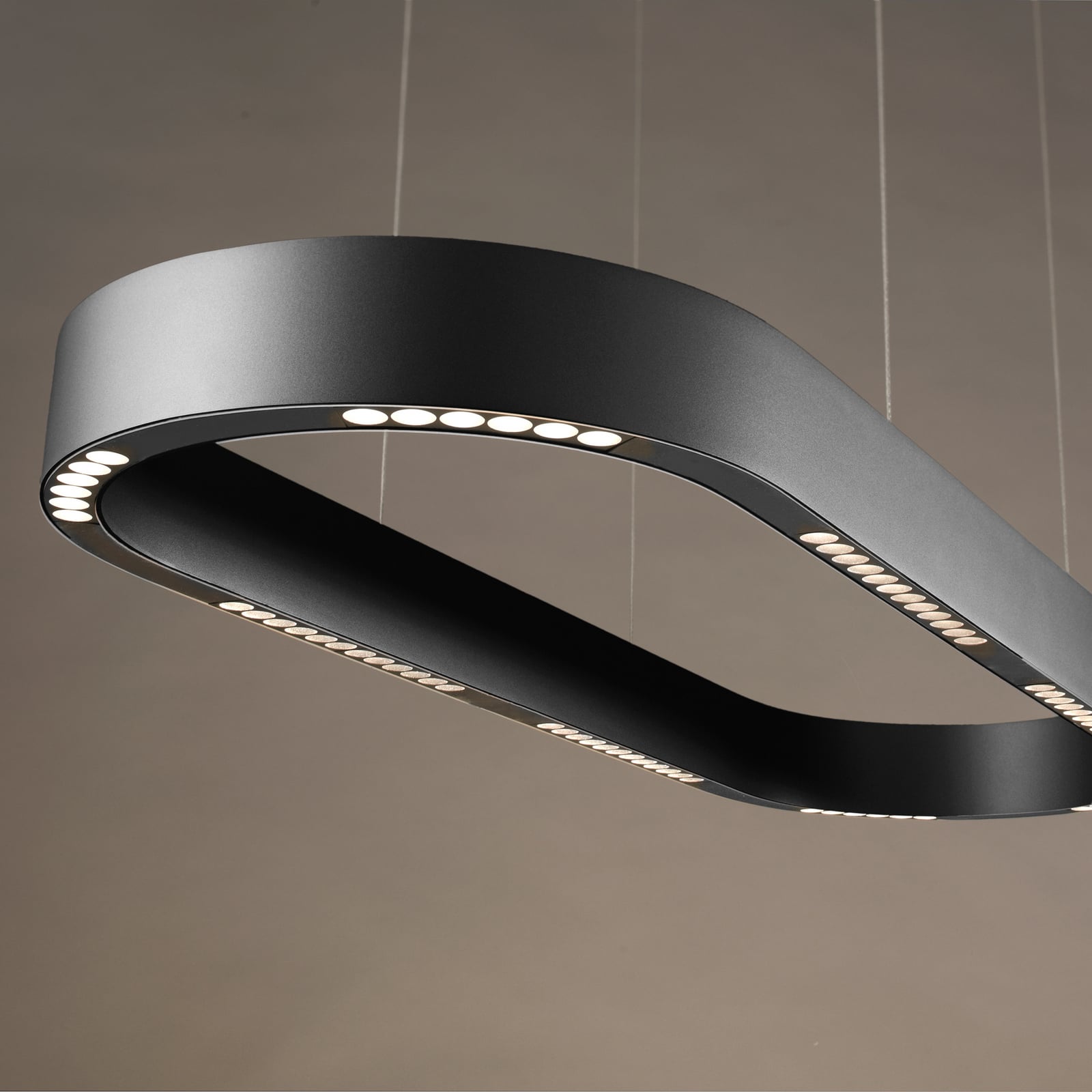 LED pendellampe Q-Stretto svart 86,8 cm CCT nærbilde av fjernkontroll