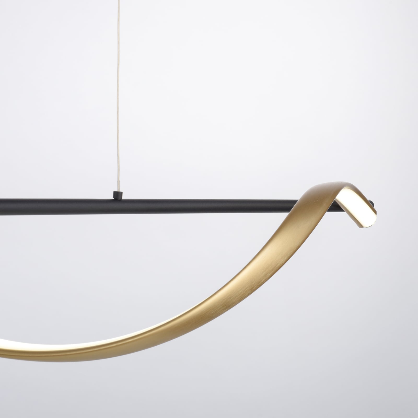 LED-pendellampe Q-Swing CCT dimbar montert i rom