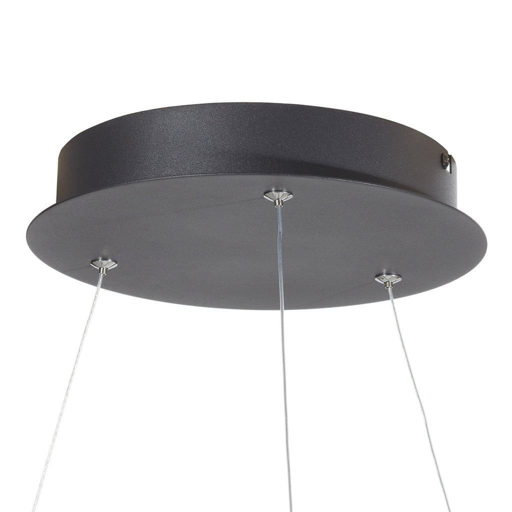 LED pendellampe Q-VITO ring dimbar antrasitt i bruk med stemmestyring