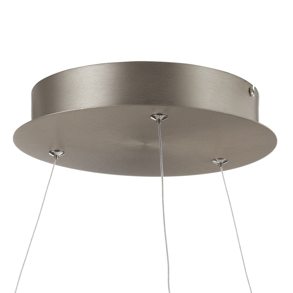 Nærbilde av LED pendellampe Q-VITO ringform stål lysdetalj