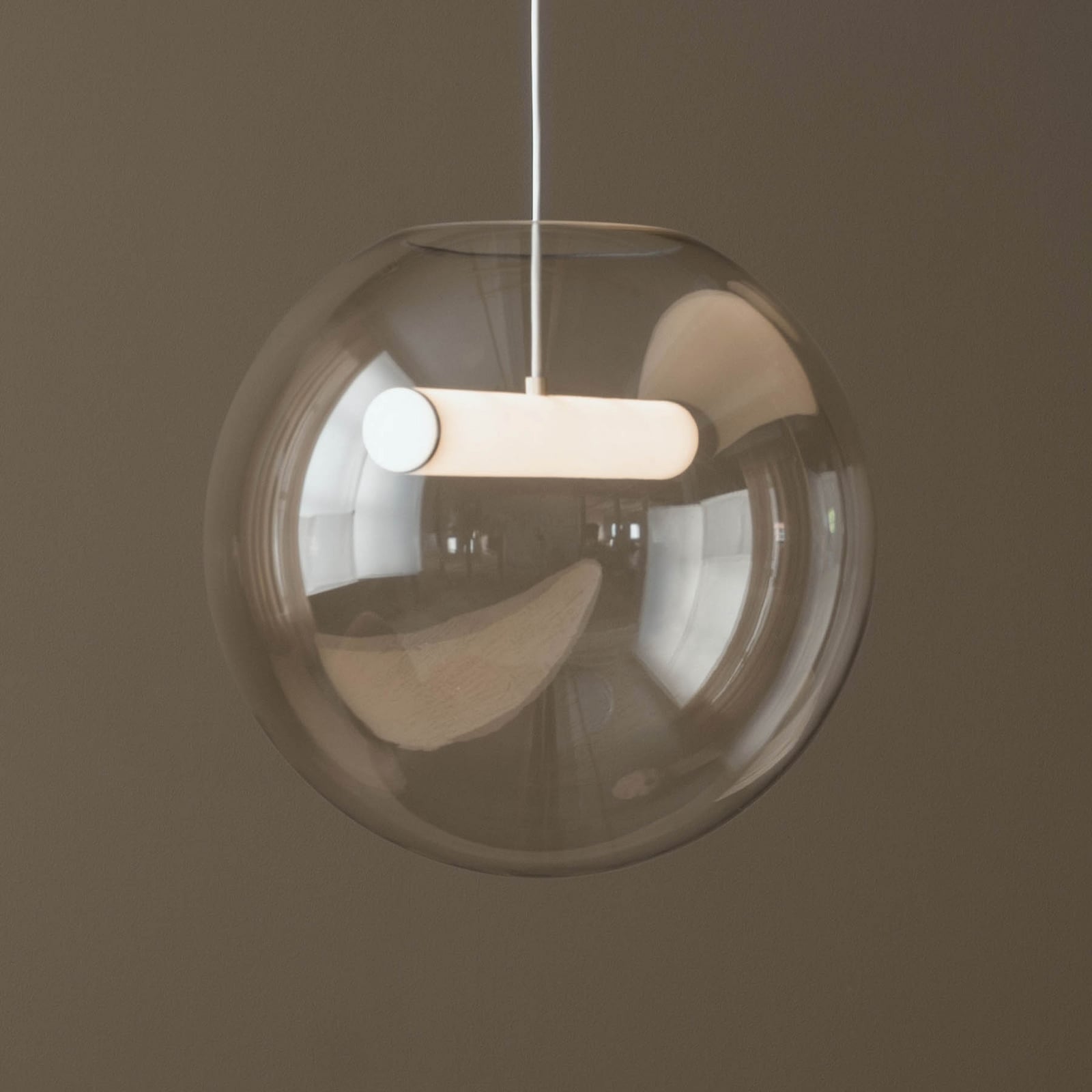 LED pendellampe Reveal røykglass dimbar Ø45 cm forfra