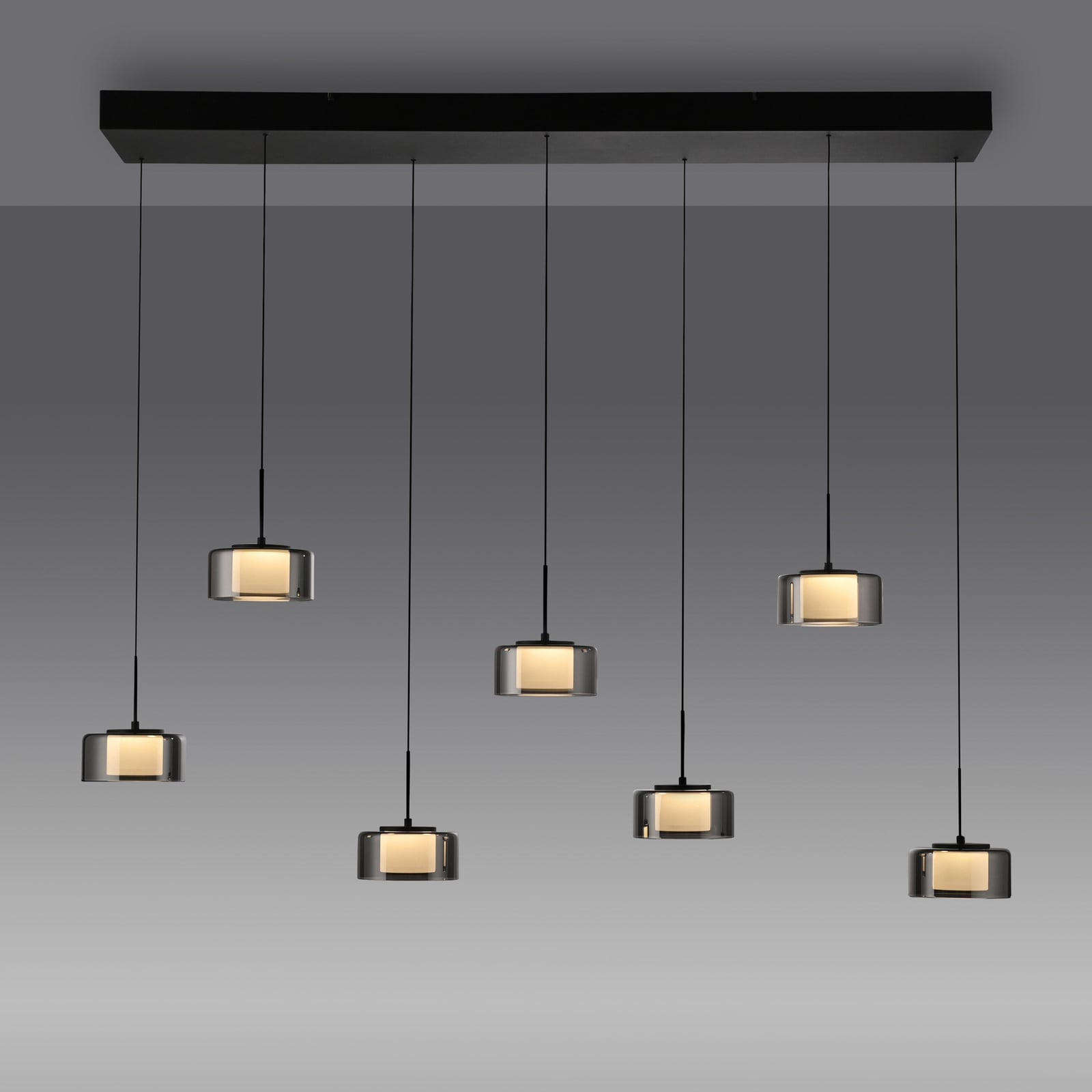 LED pendellampe Rika 7-lys røykglass dimbar 135 cm montert i rom