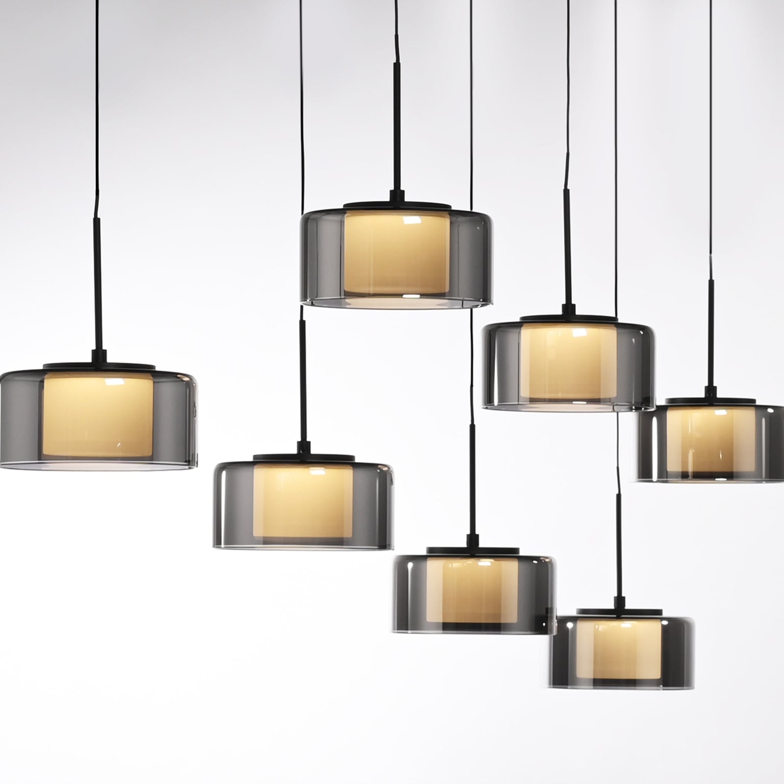 LED pendellampe Rika 7-lys røykglass dimbar 135 cm nærbilde av LED-lys