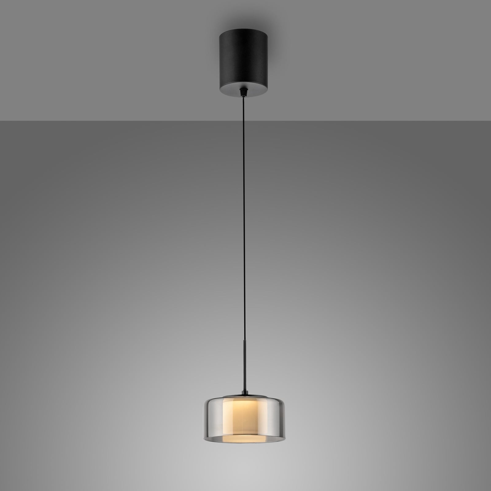 LED pendellampe Rika røykglass dimbar Ø15 cm montert i rom