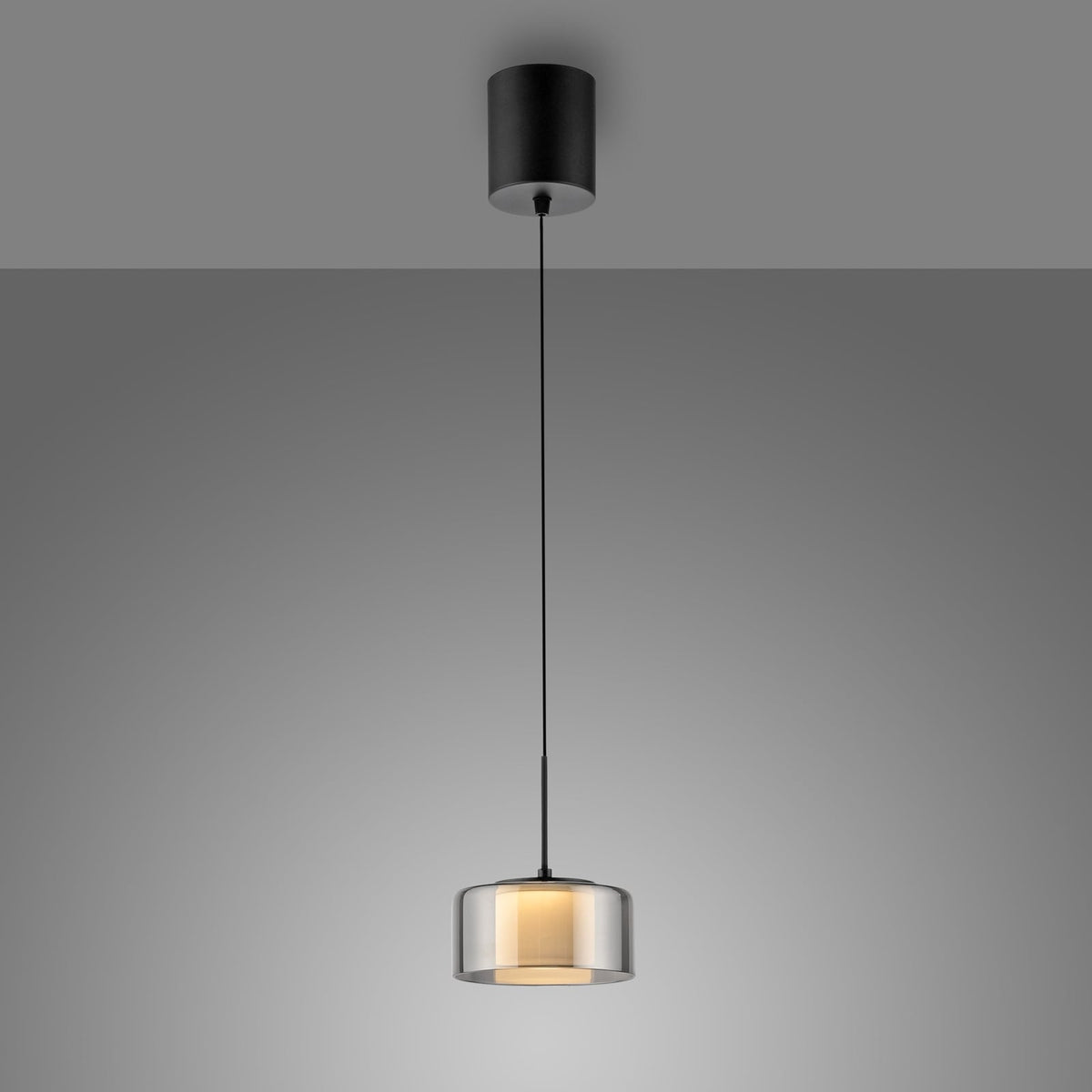LED pendellampe Rika røykglass dimbar Ø15 cm montert i rom