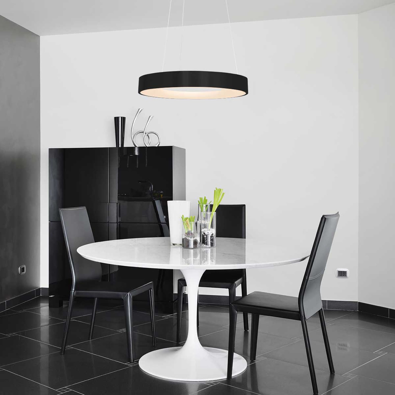 LED pendellampe Ringlede bakside med svart metall