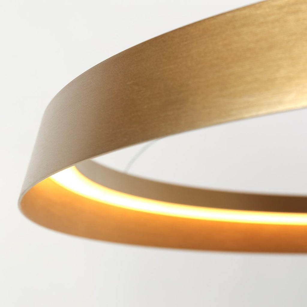 LED pendellampe Ringlux ring dimbar gullfarget Ø60 cm nærbilde metall