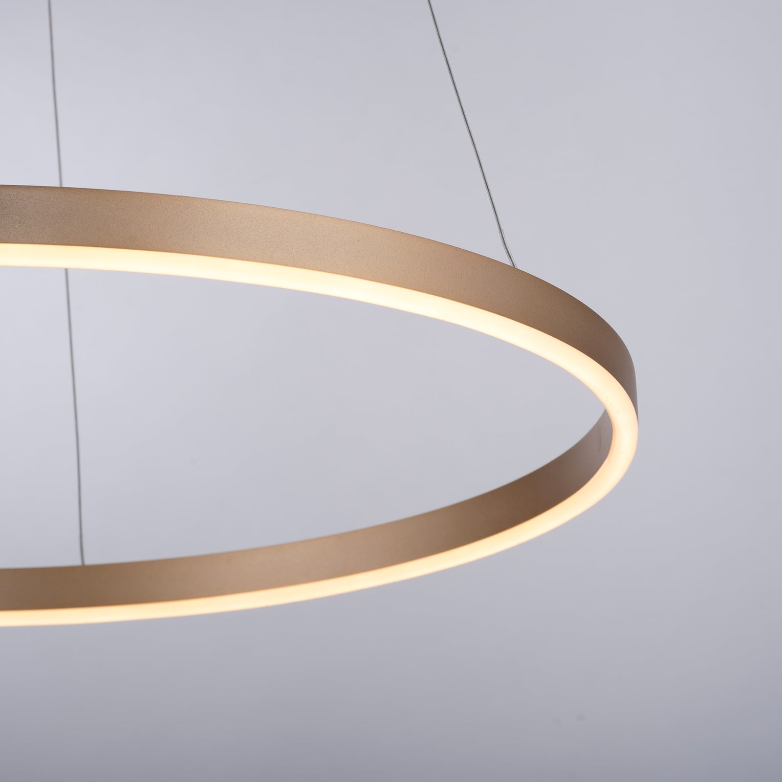 LED pendellampe Ritus matt messing dimbar Ø58,5 cm montert i tak