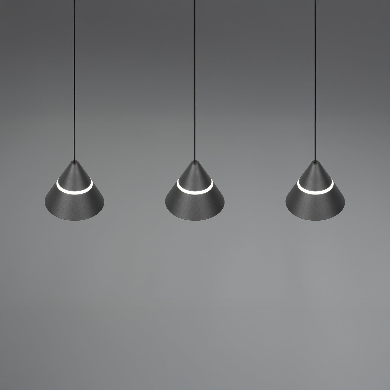 Montert LED pendellampe Romeo 3-lys svart metall 55 cm CCT i rom