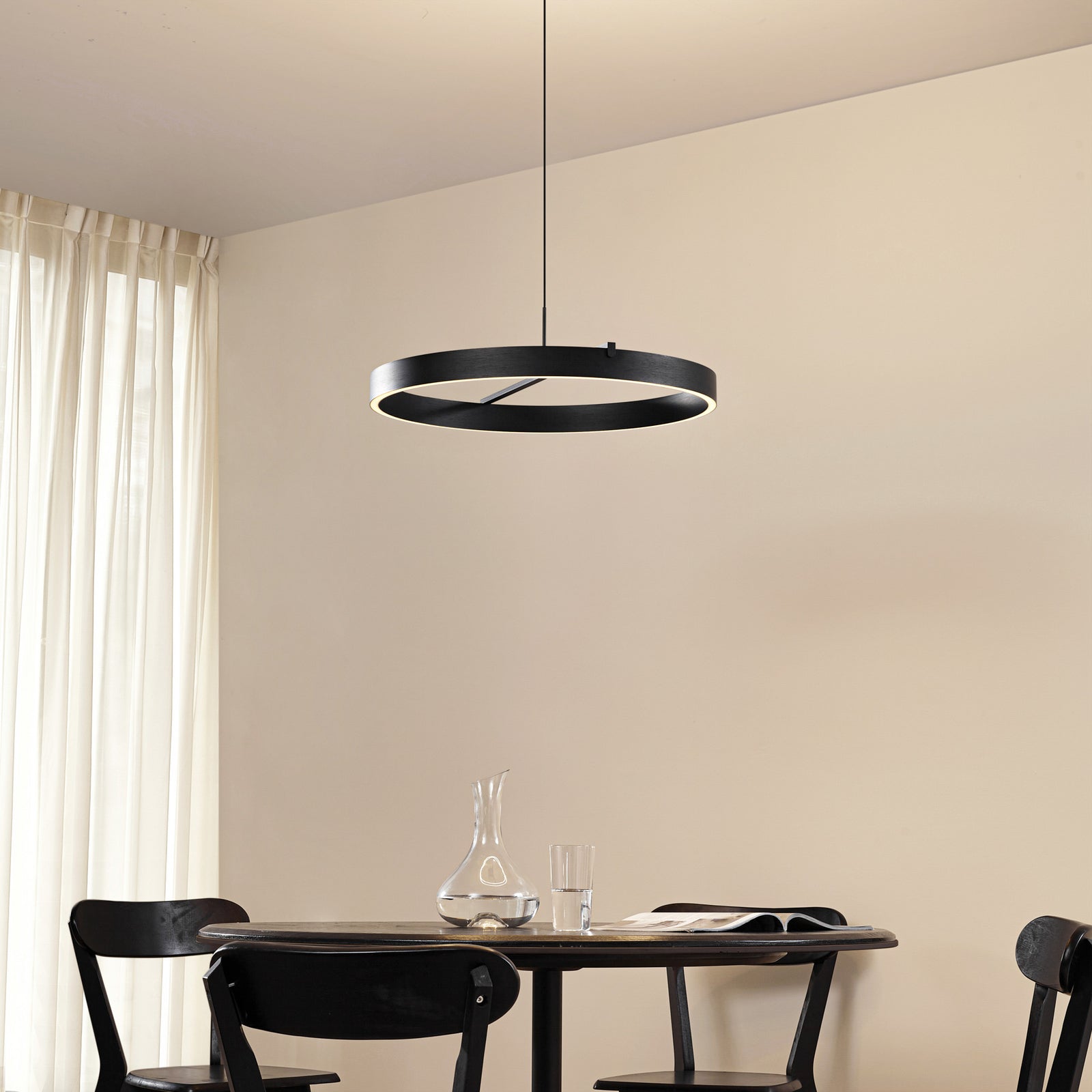 LED pendellampe Rovan svart Ø60 cm bakside