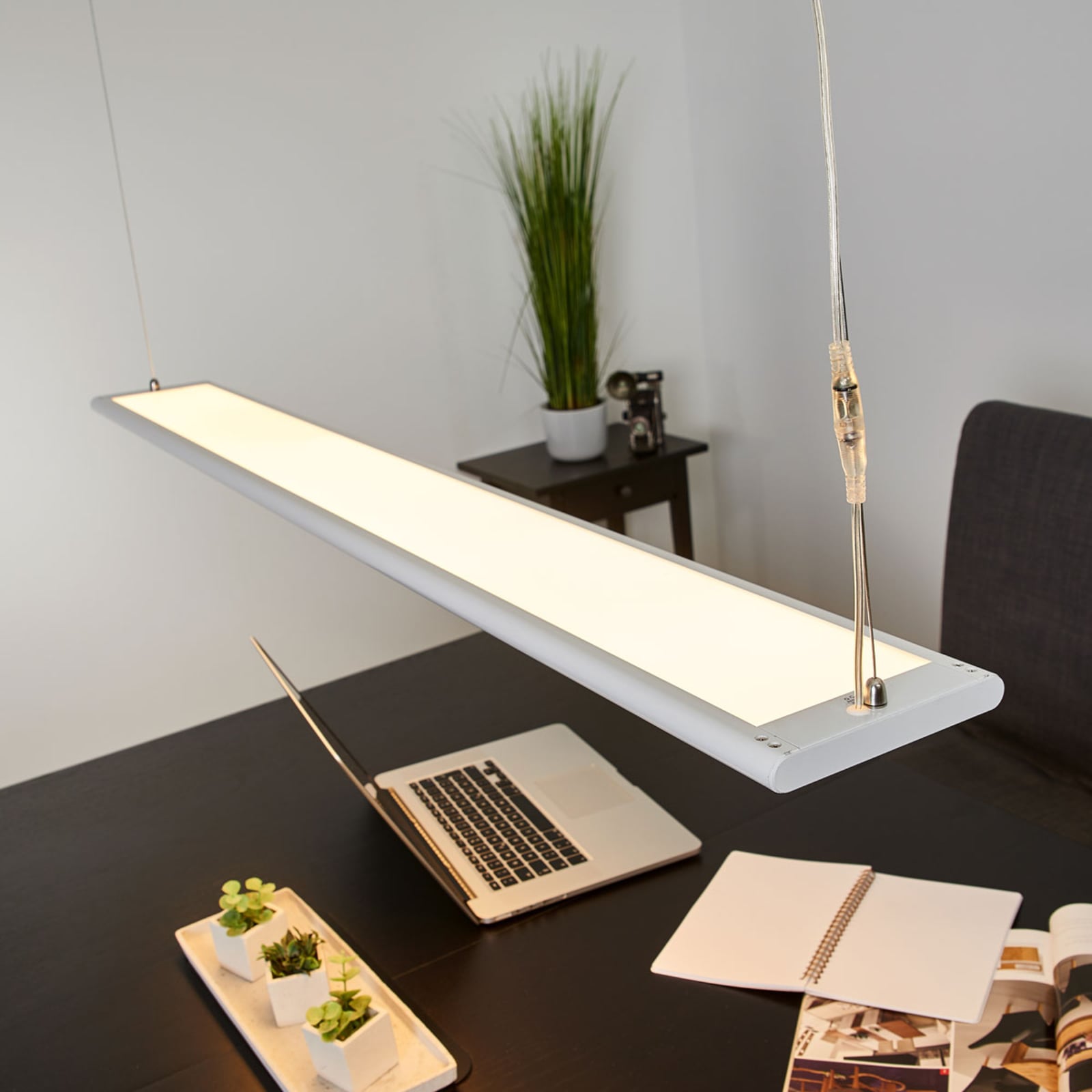 LED pendellampe Samu opp og ned dimbar hvit 120 cm 40W montert i rom