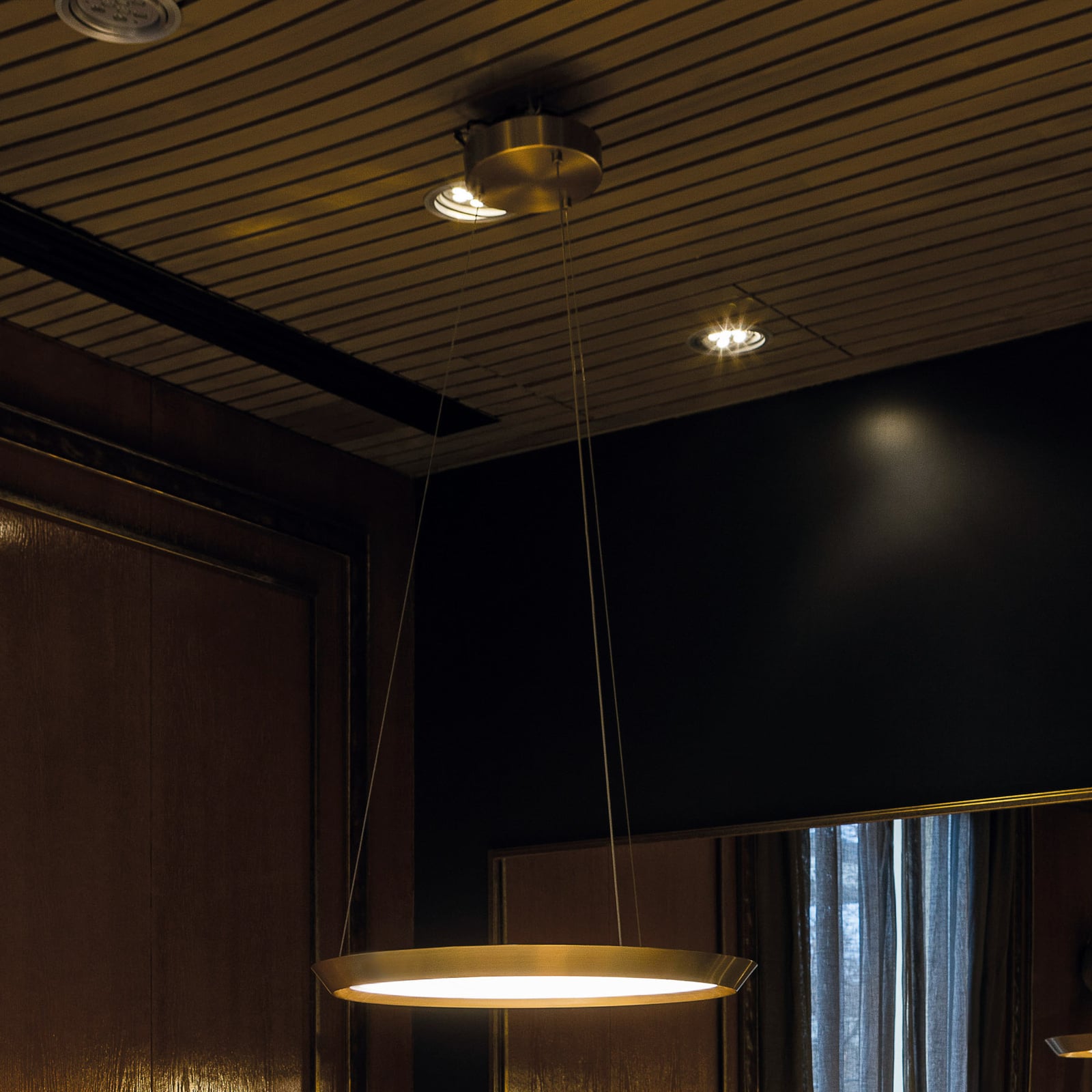 Detalj av LED pendellampe Saturn dimbar messing satinert Ø60 cm