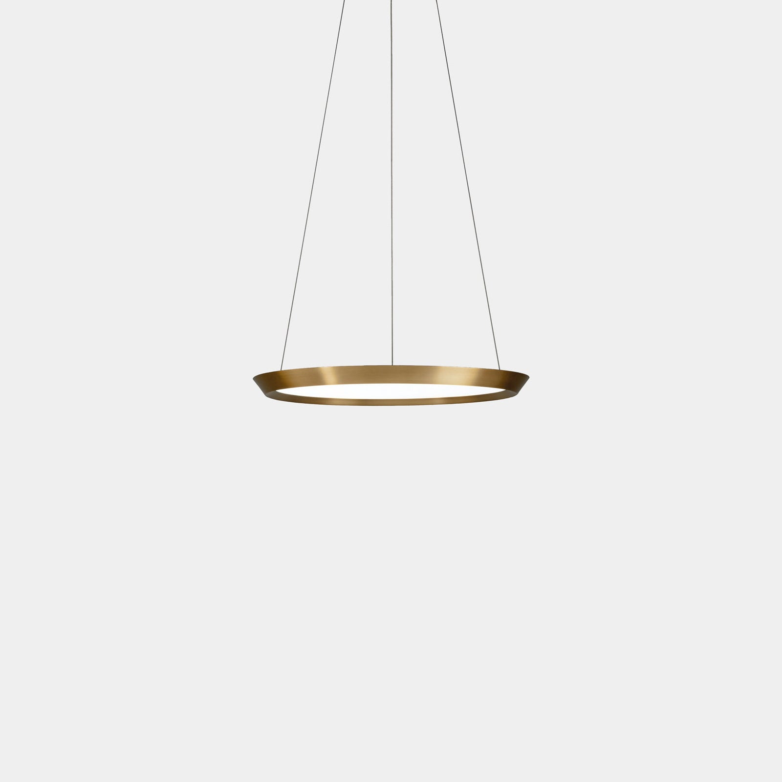 LED pendellampe Saturn dimbar messing satinert Ø60 cm sett fra siden