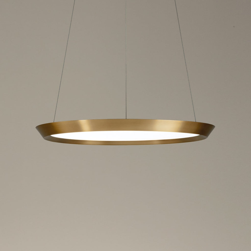 LED pendellampe Saturn dimbar messing satinert Ø60 cm lyser i rom