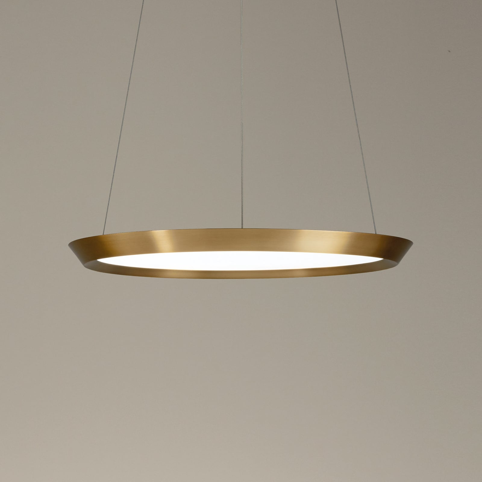 LED pendellampe Saturn dimbar messing satinert Ø60 cm lyser i rom