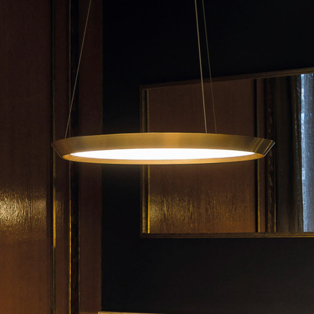 LED pendellampe Saturn dimbar messing satinert Ø60 cm designdetalj