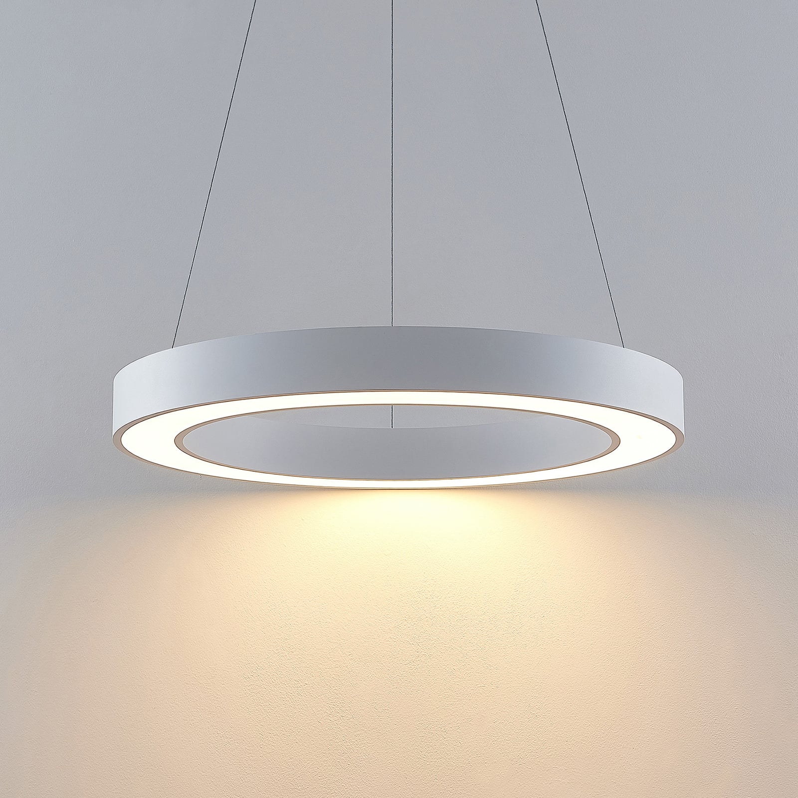 Nærbilde av LED pendellampe Sharelyn ring hvit Ø80 cm