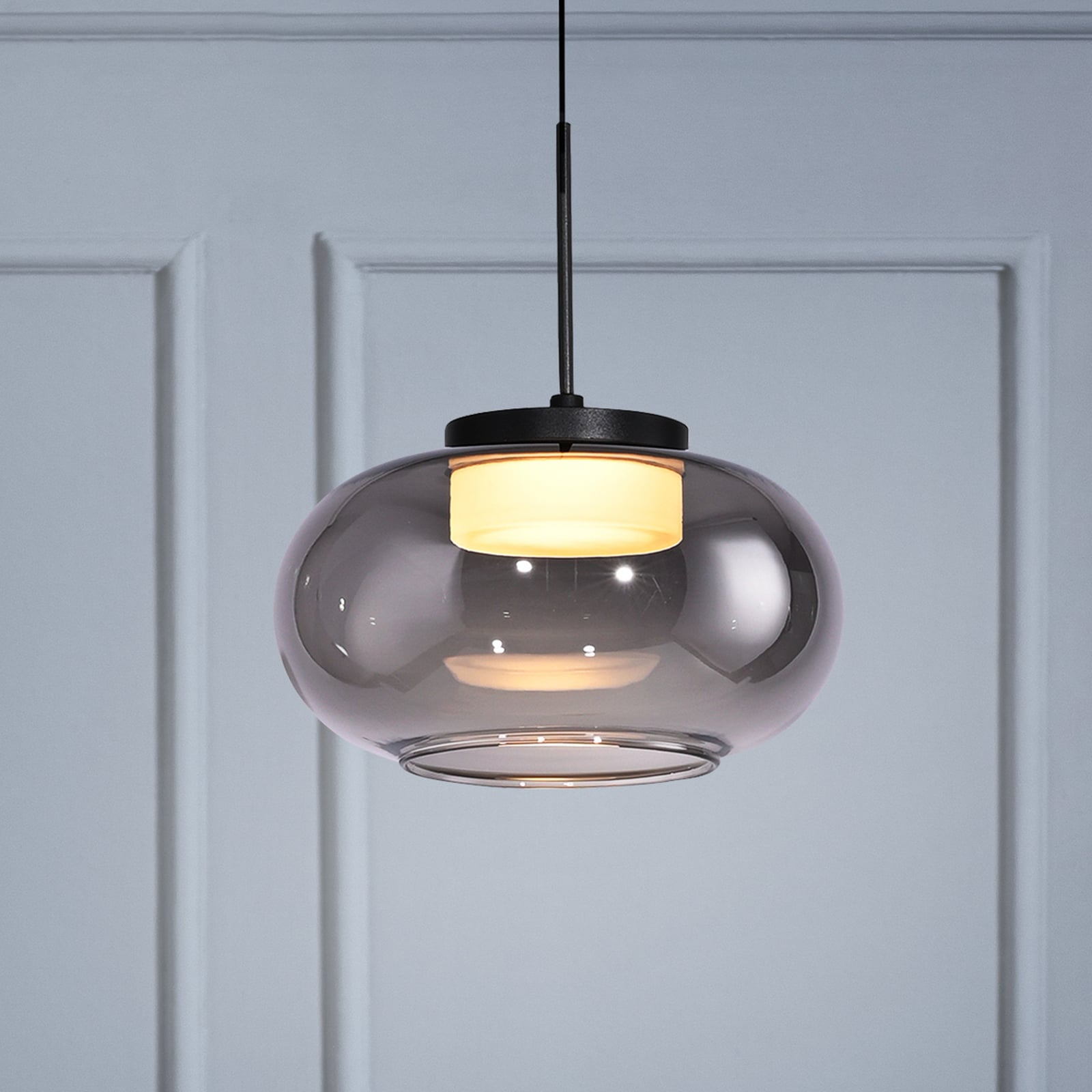 LED pendellampe Sia røykgrå glass Ø20 cm dimbar forfra