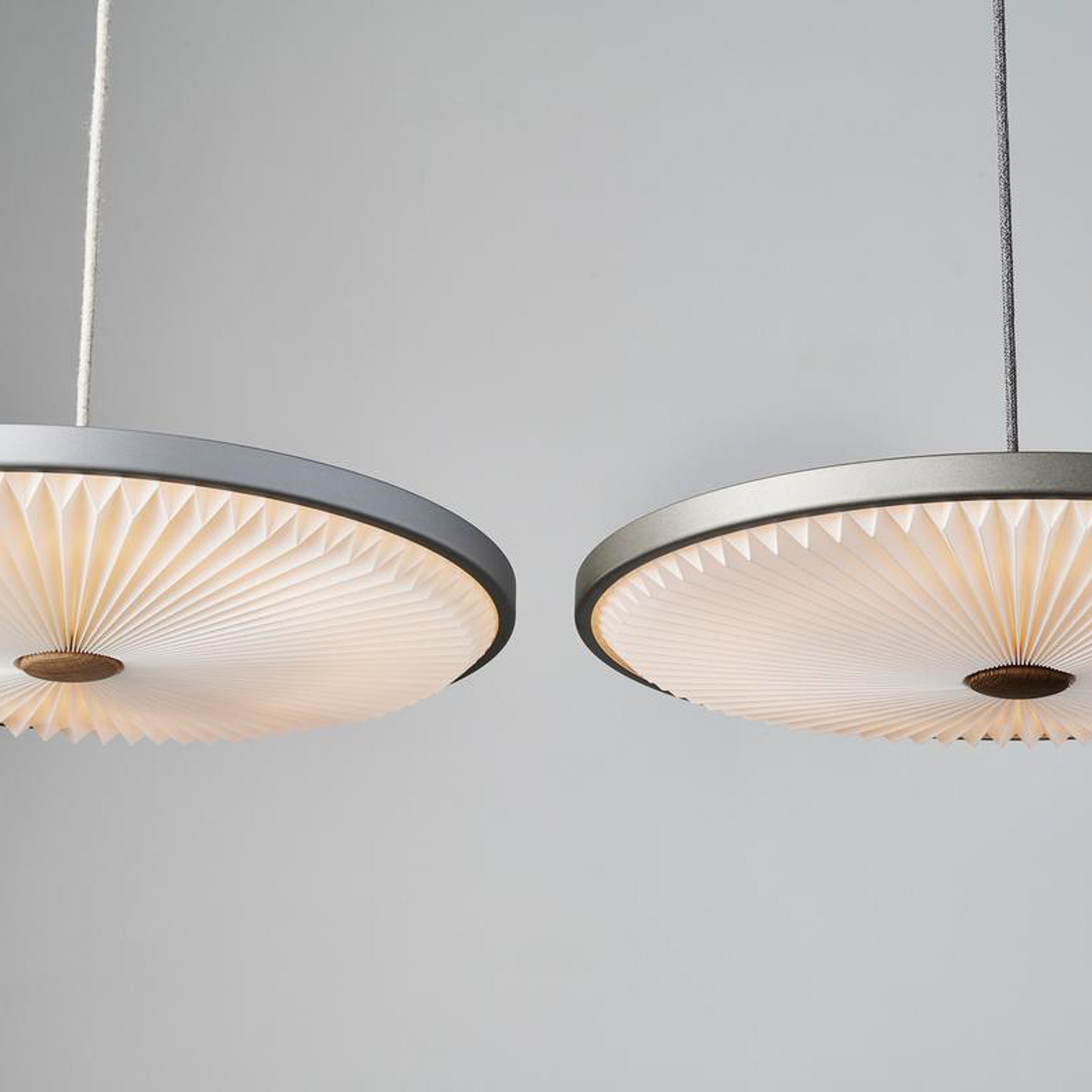 LED pendellampe Soleil aluminium tre lysgrå Ø35 cm - opphengsdetalj