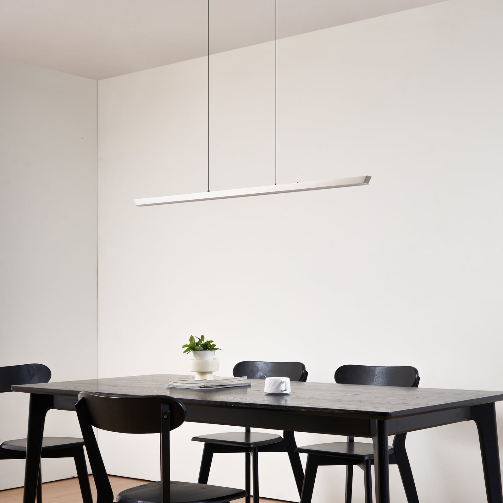 LED pendellampe Solvar sølv 117 cm montert i rom