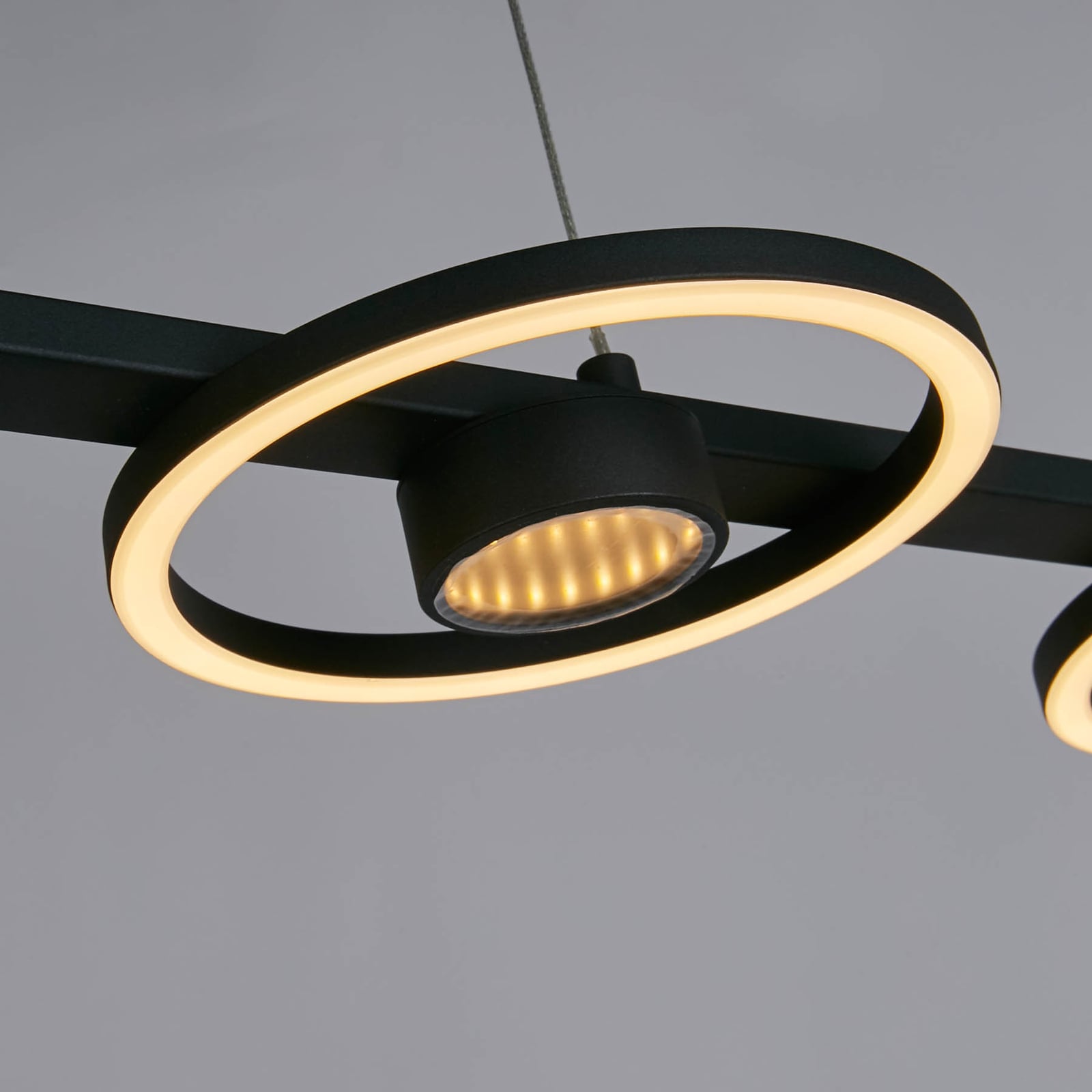 LED pendellampe Space 4-lys svart metall 35W dimbar montert i rom