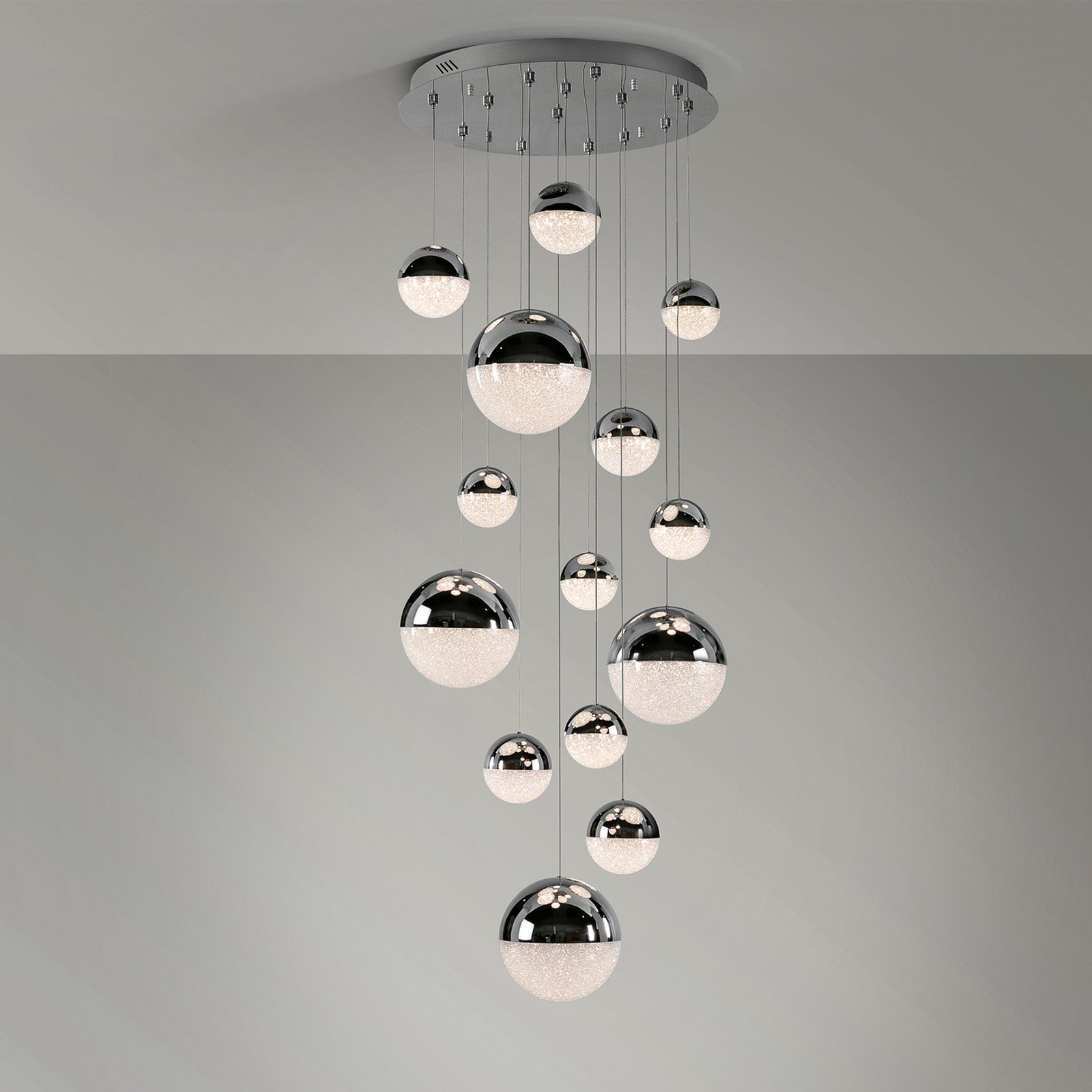 LED pendellampe Sphere 14-lys dimbar krom Ø60 cm montert i rom