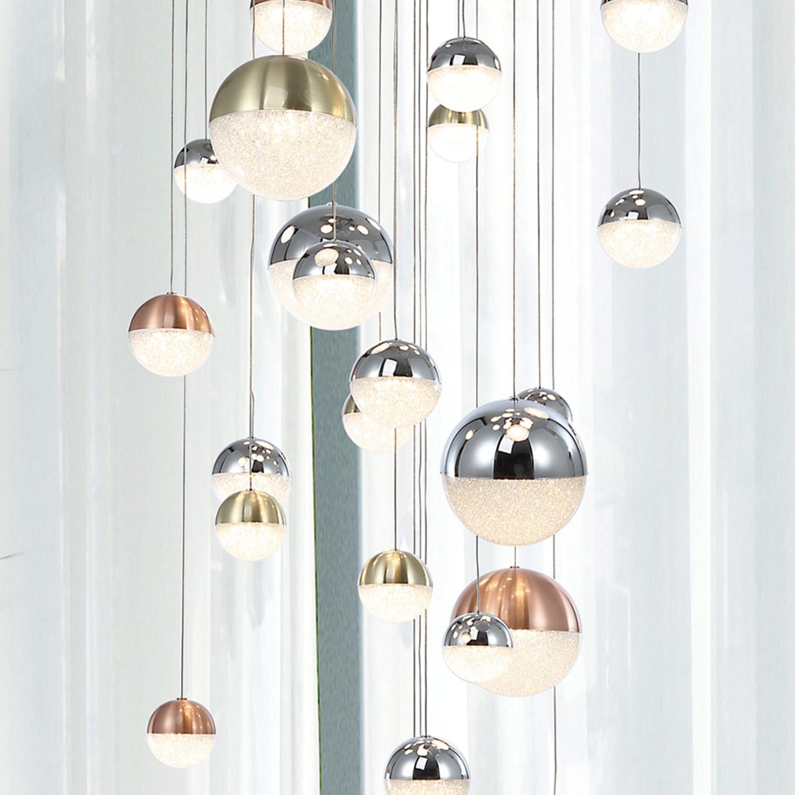 LED pendellampe Sphere 27-lys dimbar Bluetooth Ø80 cm bakside