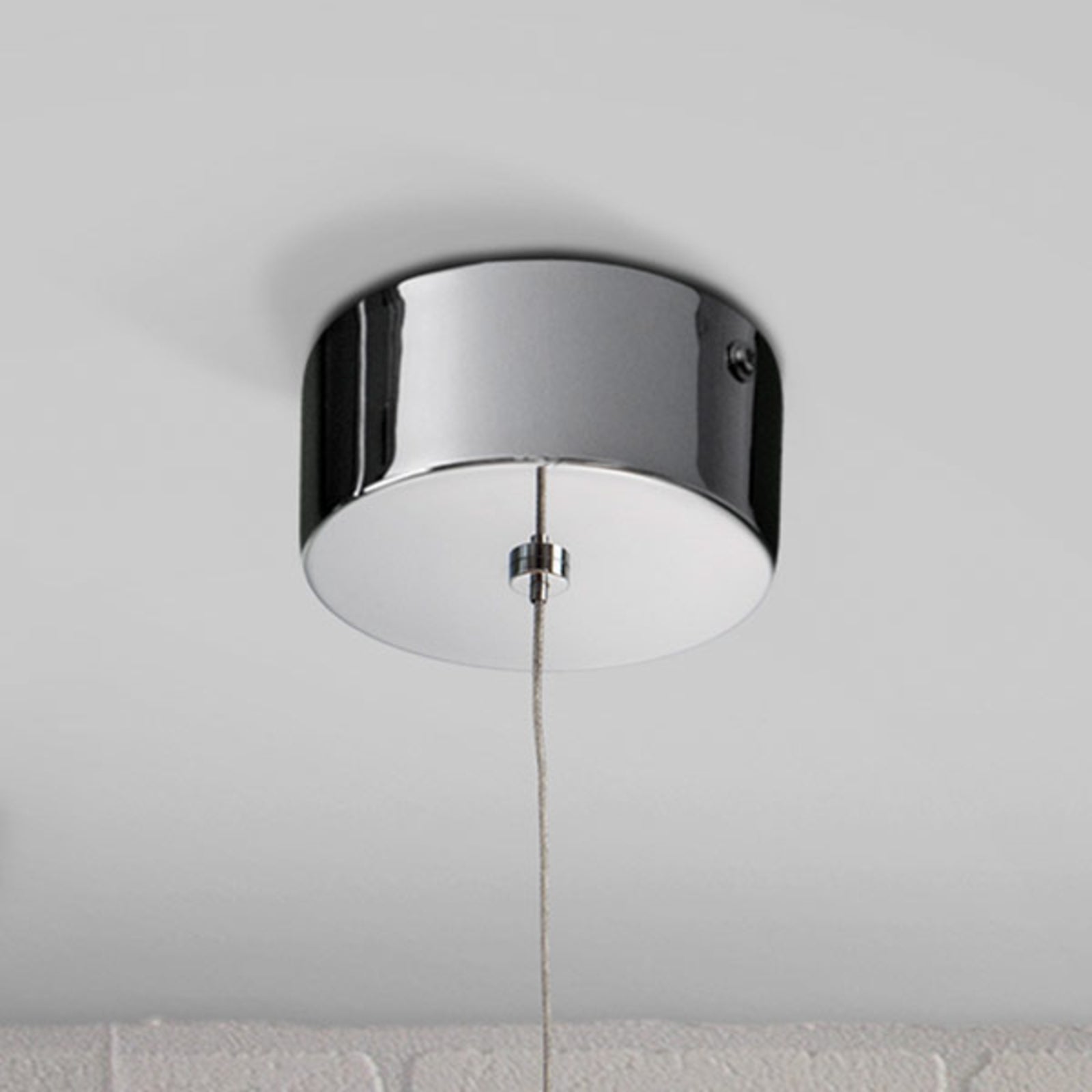 LED pendellampe Sphere krom kuleform montert i rom