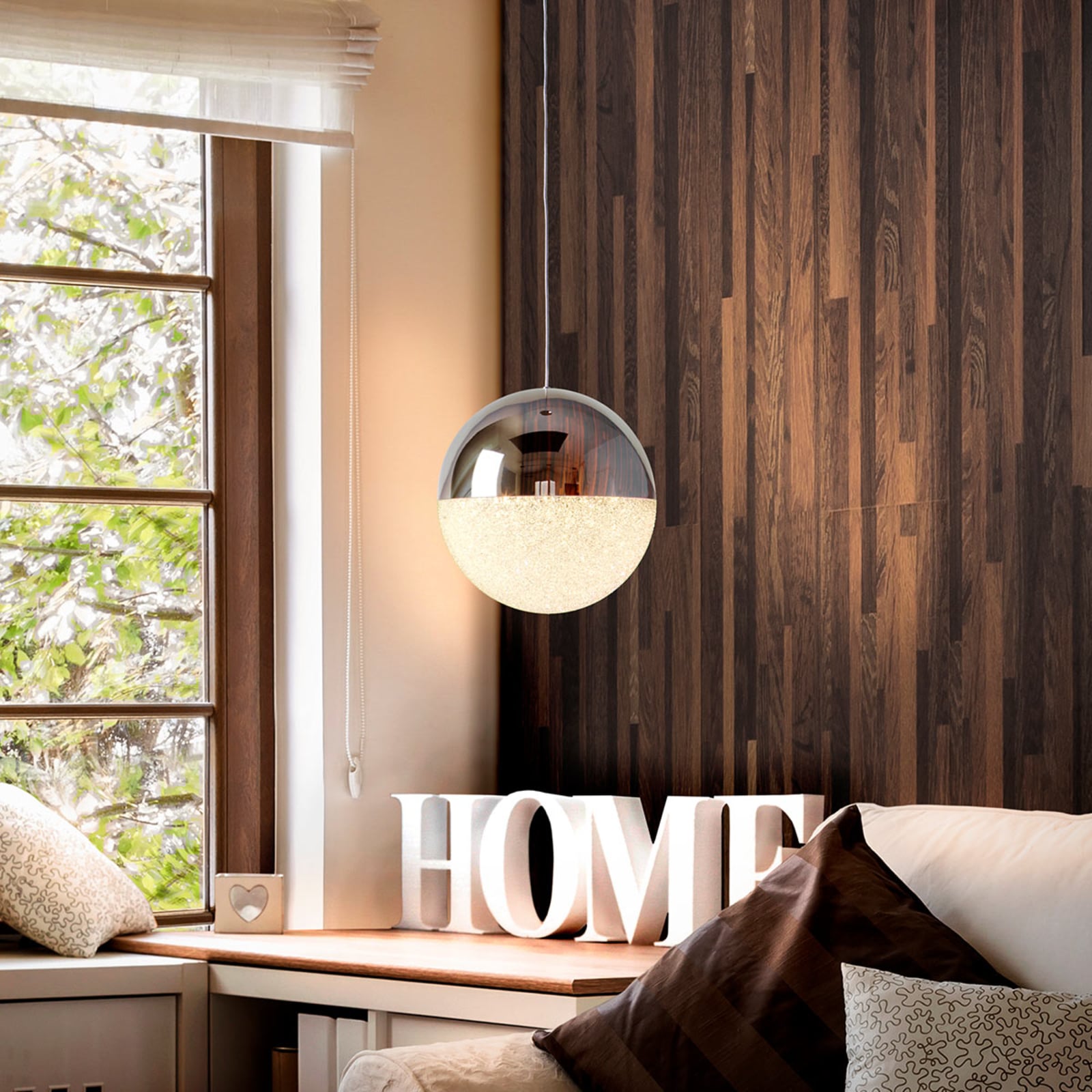 LED pendellampe Sphere montert i stue med varmt lys
