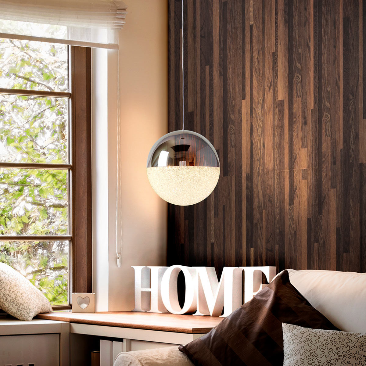 LED pendellampe Sphere montert i stue med varmt lys