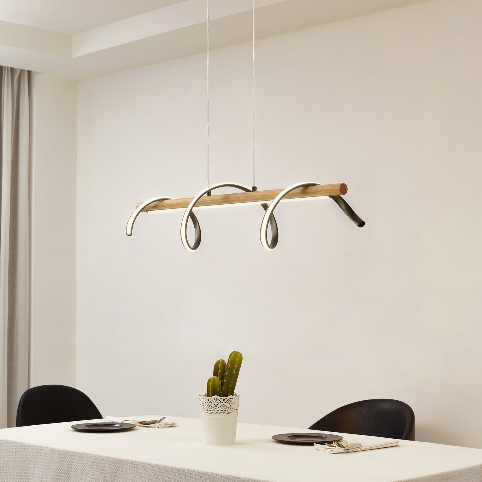 LED pendellampe Spiraali svart aluminium/tre bakside