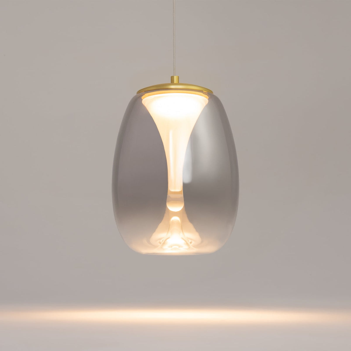 LED pendellampe Splash røykgrå glass Ø20 cm fra siden