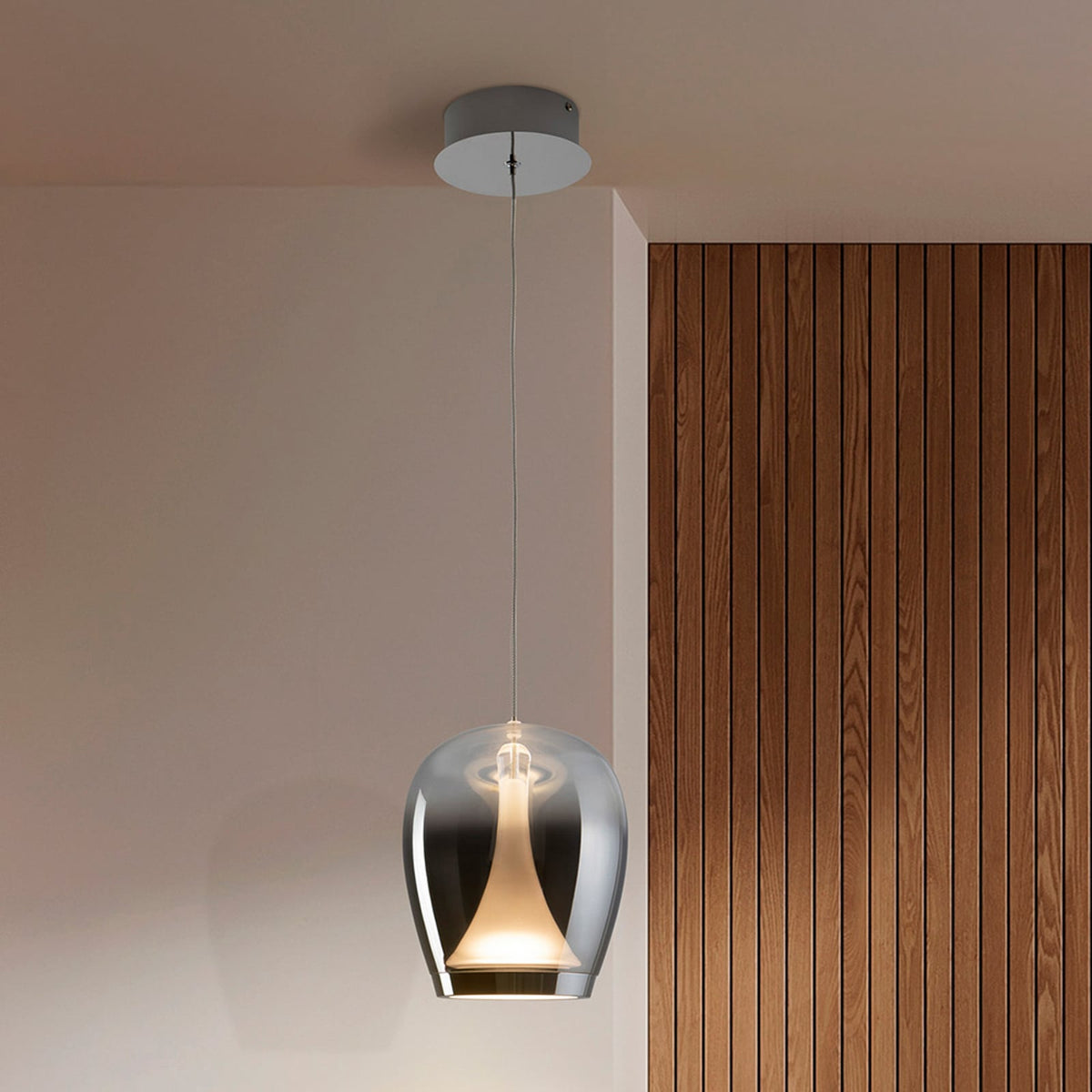 LED pendellampe Suspiro glass røykgrå/krom forfra