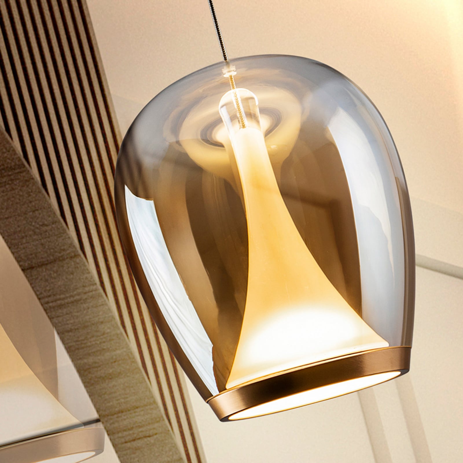 LED pendellampe Suspiro glass Ø25 cm gull/amber nærbilde