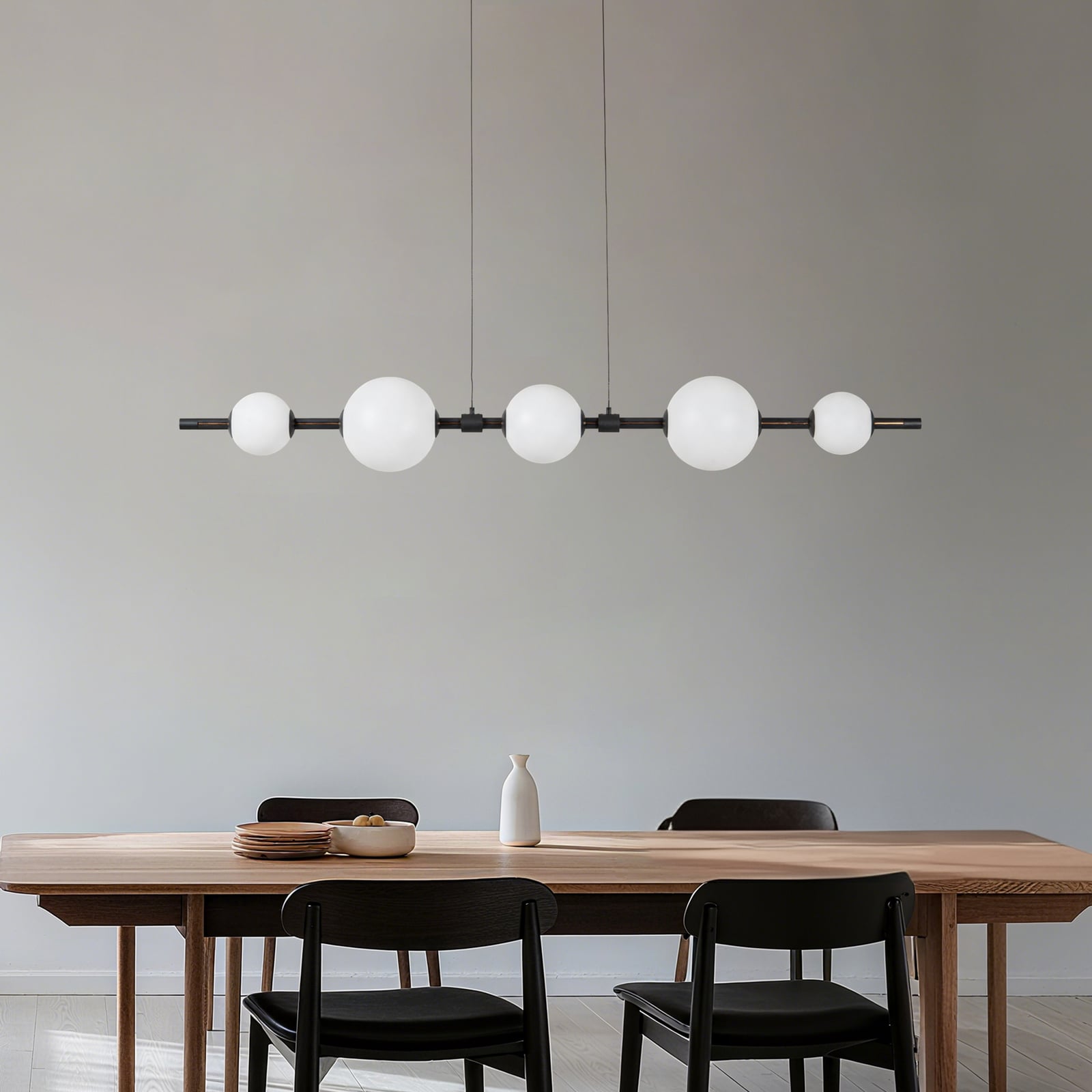 LED pendellampe Tanira svart/hvit montert i rom