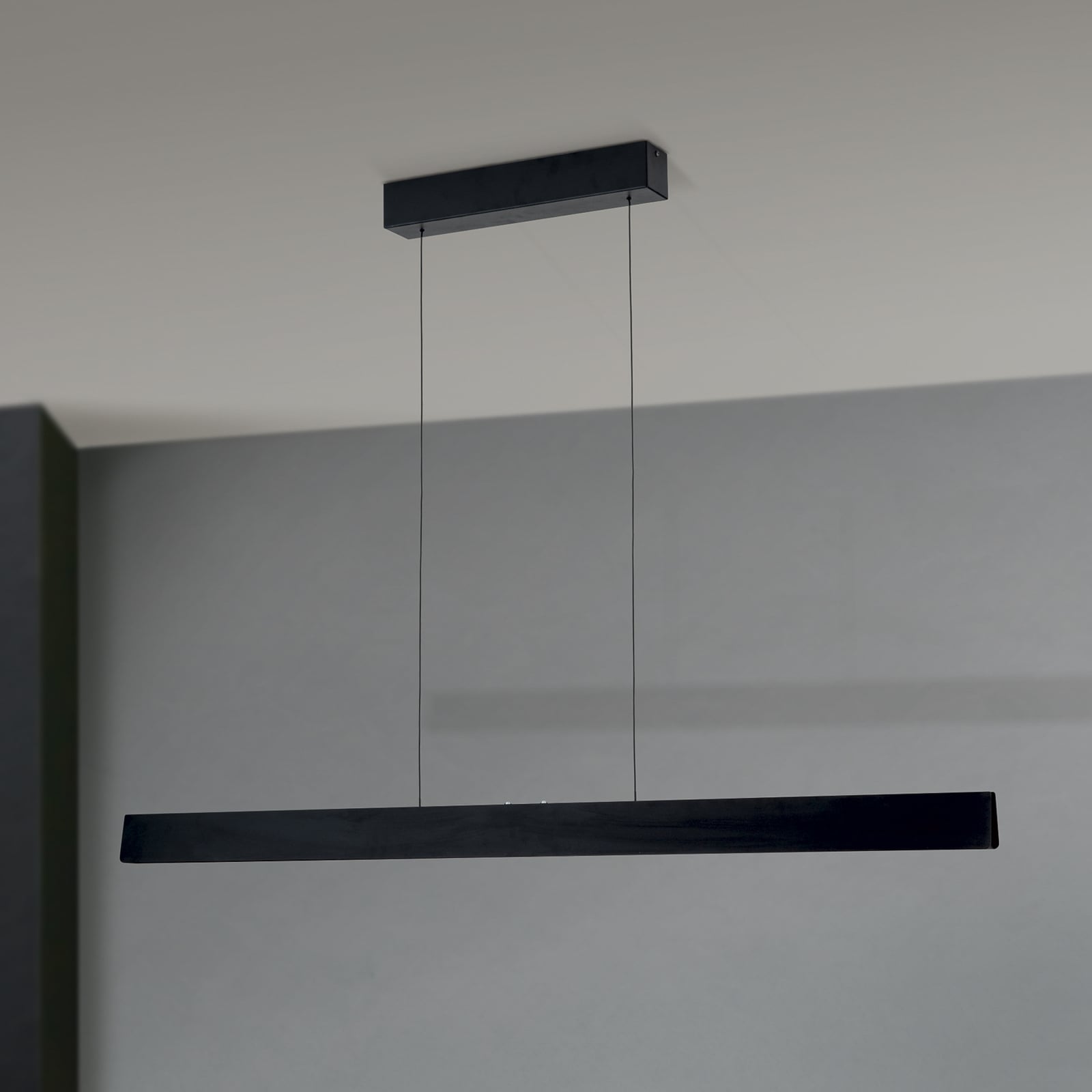 LED pendellampe Tara svart aluminium 120 cm 44W dimbar CCT montert i rom