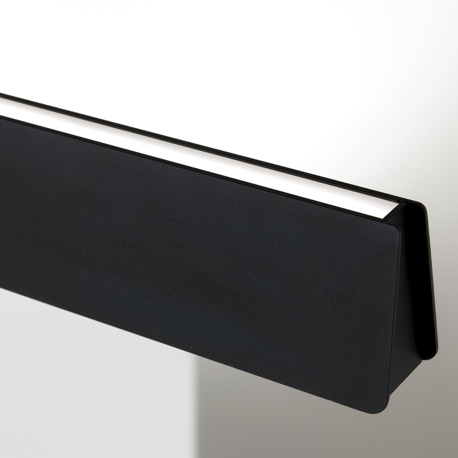 LED pendellampe Tara svart aluminium 120 cm 44W dimbar CCT nærbilde av lys