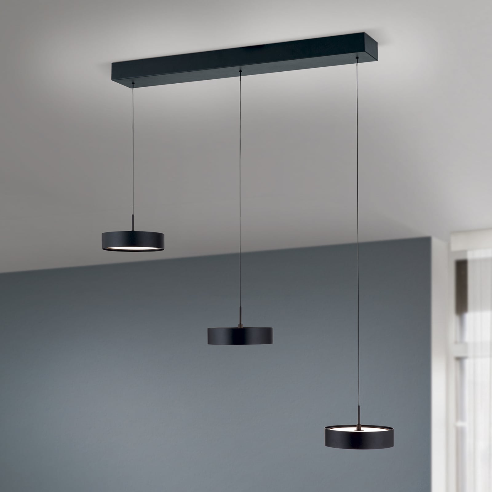 Detalj av LED pendellampe Teide 3-lys svart metall dimbar