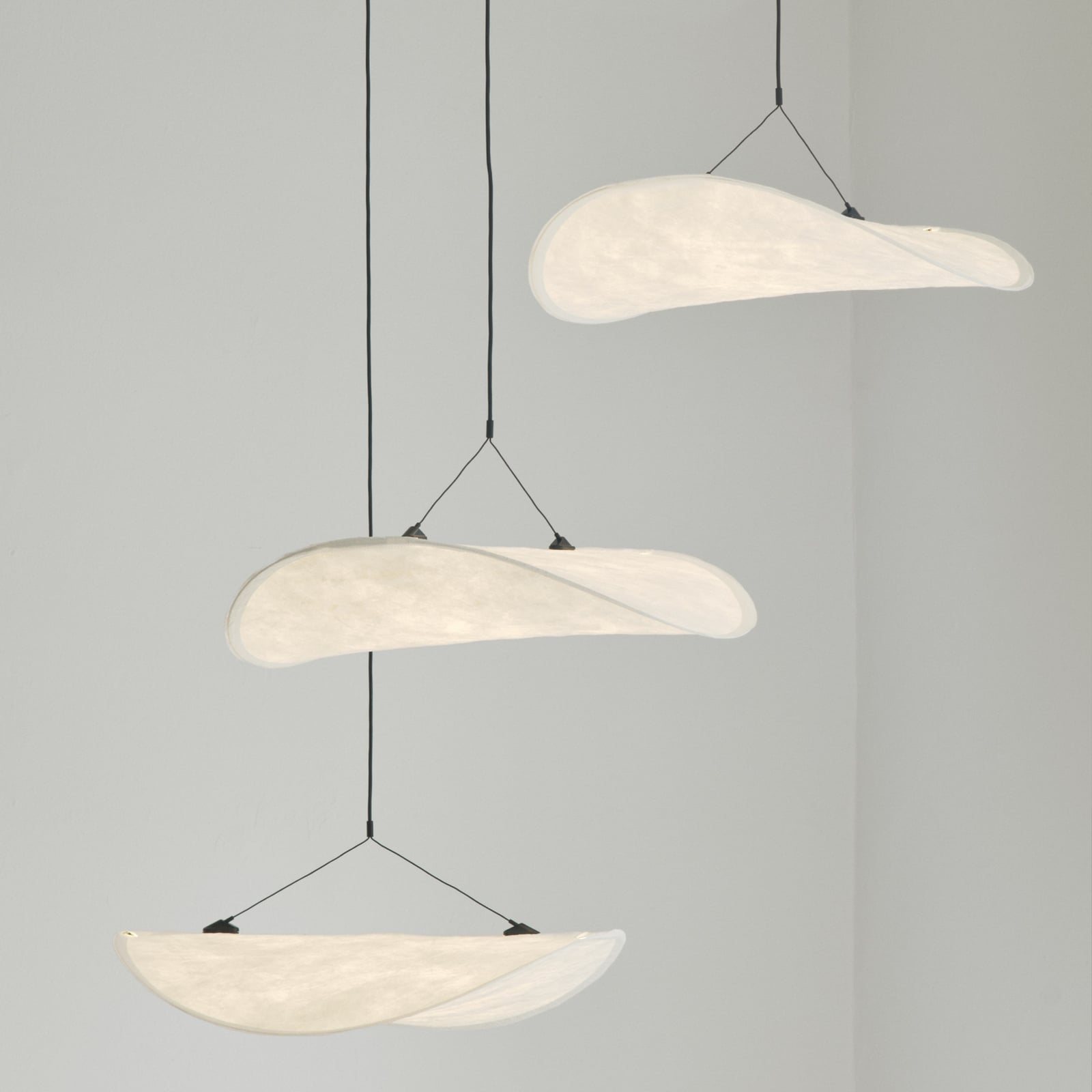 LED pendellampe Tense 3-lys dimbar hvit Ø152 cm nærbilde av karbonfiber ramme