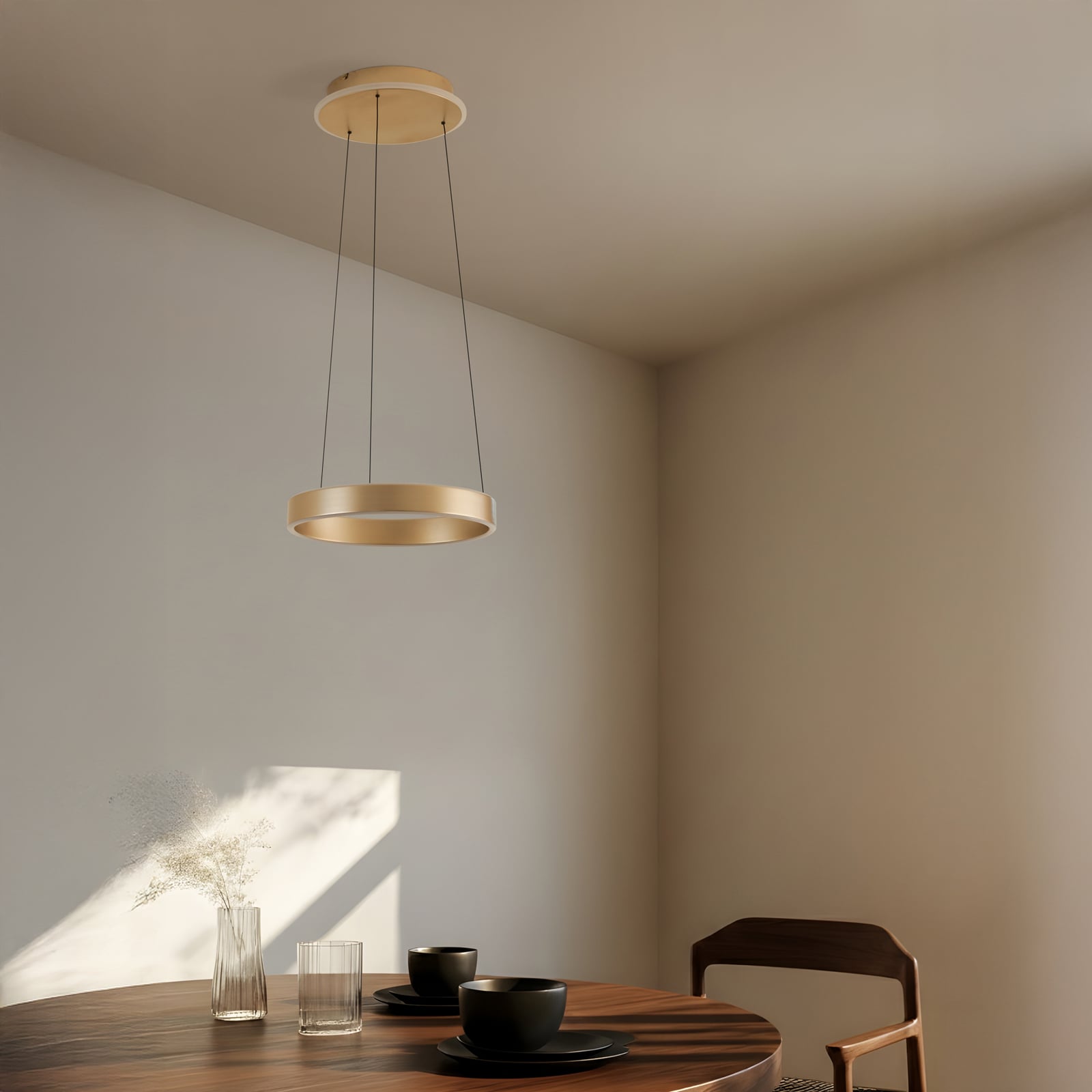 LED pendellampe Tindra dimbar gull Ø40 cm 35W varmhvit montert i rom