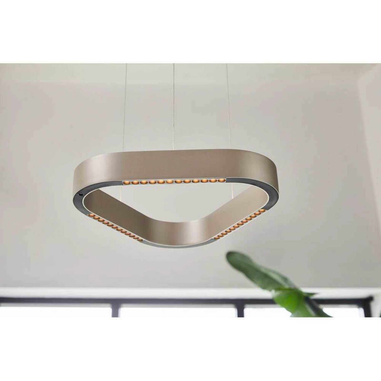 LED pendellampe Trigon elfenben aluminium dimbar nærbilde av lampe