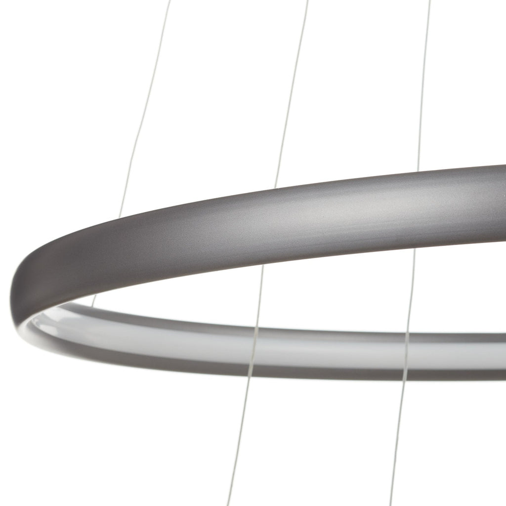 LED pendellampe Trinity 3 ringer aluminium sølv Ø70 cm nærbilde av acryl-deksel