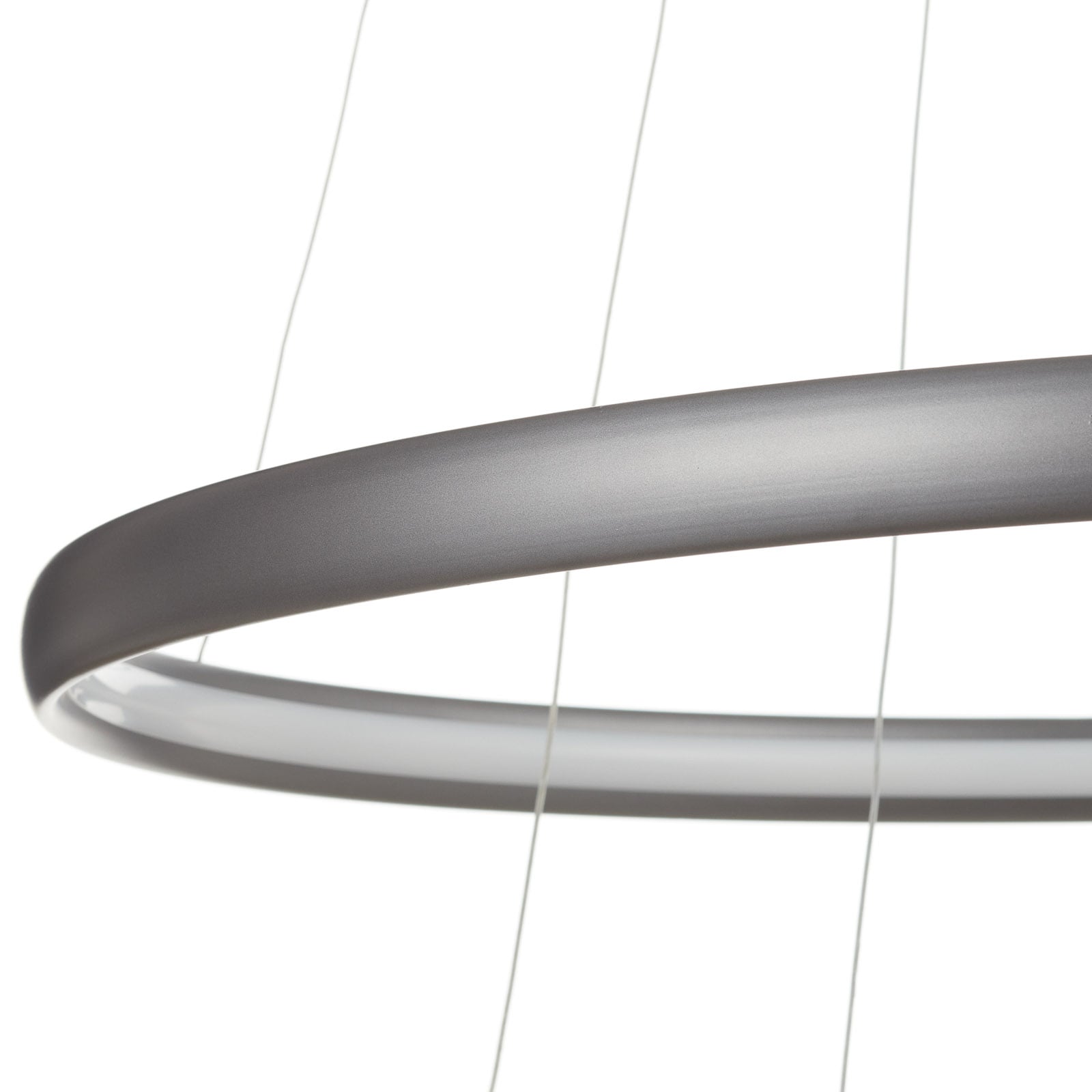 LED pendellampe Trinity 3 ringer aluminium sølv Ø70 cm nærbilde av acryl-deksel