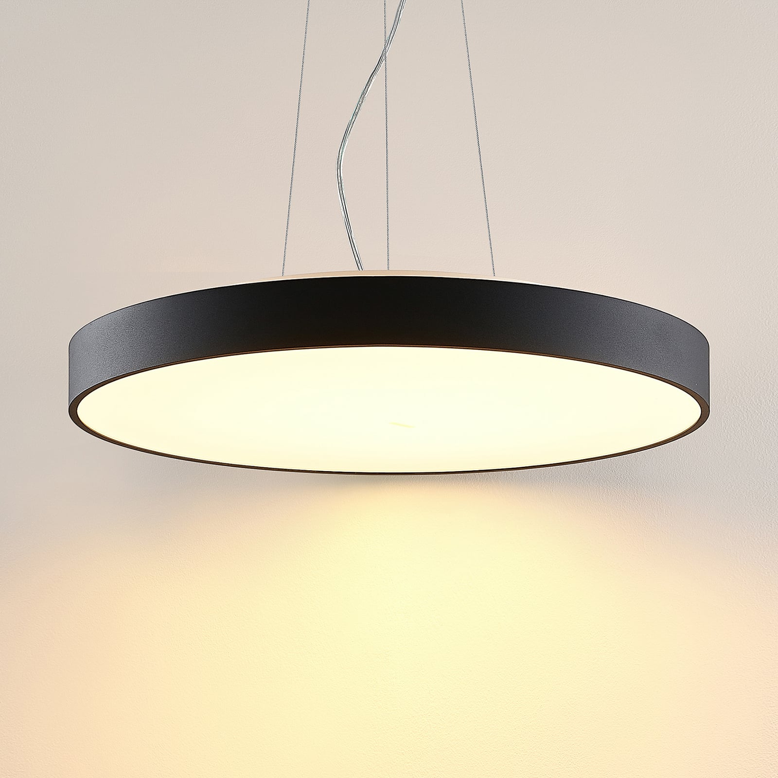 LED pendellampe Vanida svart Ø60 cm montert
