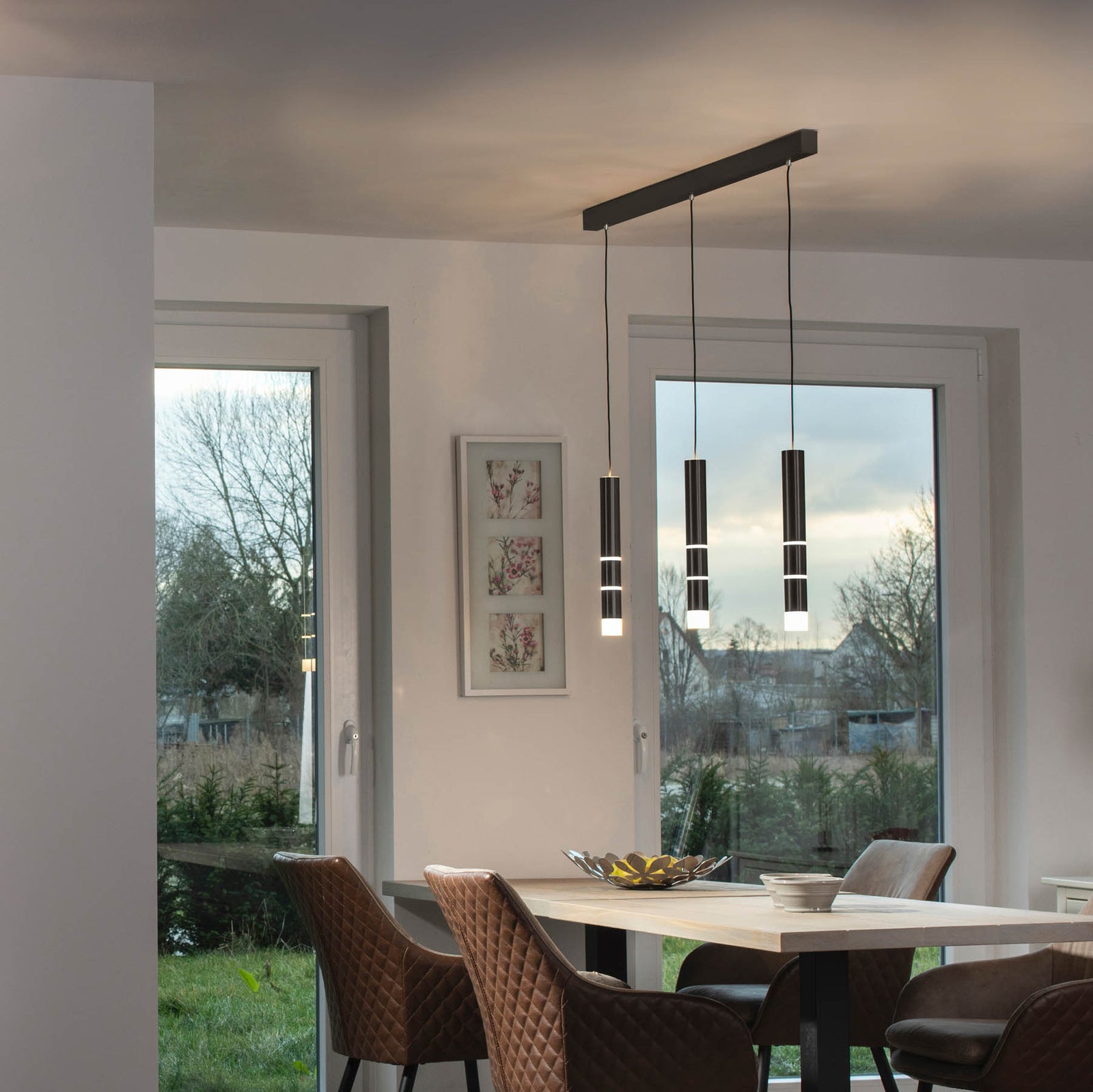 LED pendellampe Vega 3-lys sylinder svart aluminium 120 cm detalj av lysskjermer