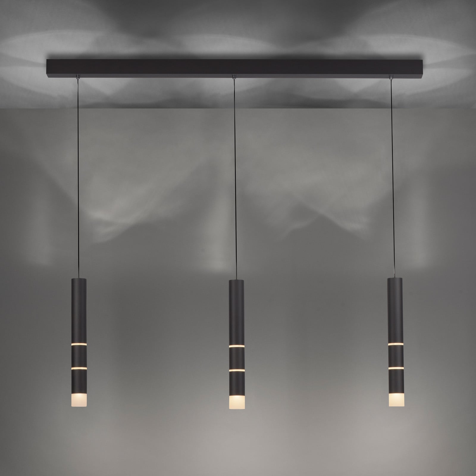 LED pendellampe Vega 3-lys sylinder svart aluminium 120 cm detalj av akrylringer