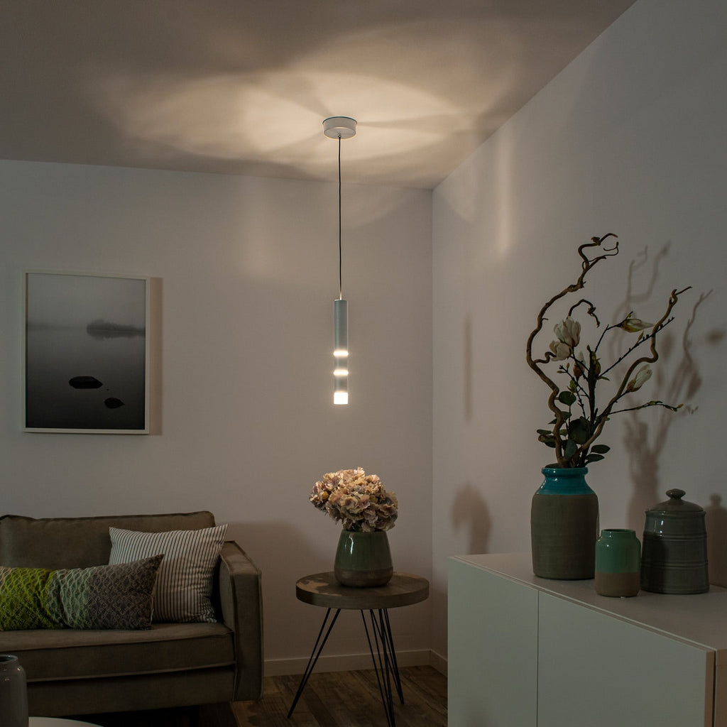LED pendellampe Vega sylindrisk aluminium Ø5 cm varmhvit montert i rom