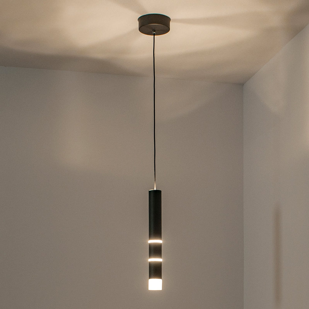 LED pendellampe Vega sylindrisk svart Ø5 cm 3000K forfra